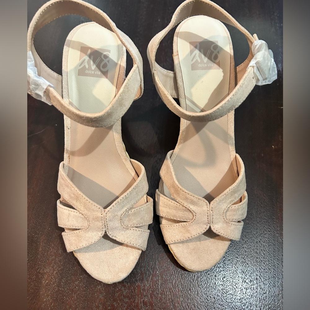 Dolce Vita Women's Cream Sandals
